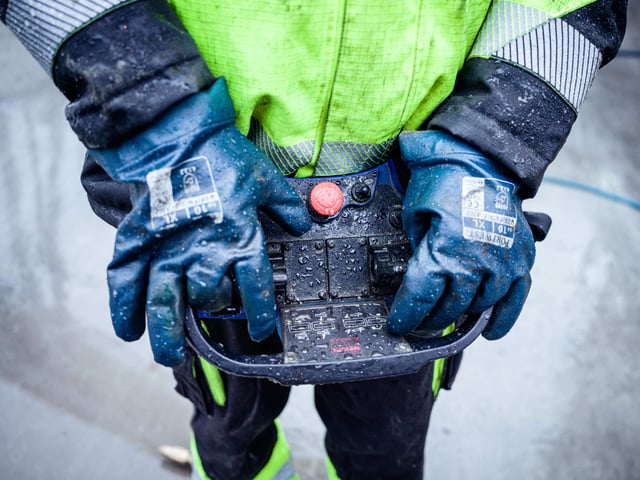 Website_Start-page_Mini-Lever_Operator-hands_rainy